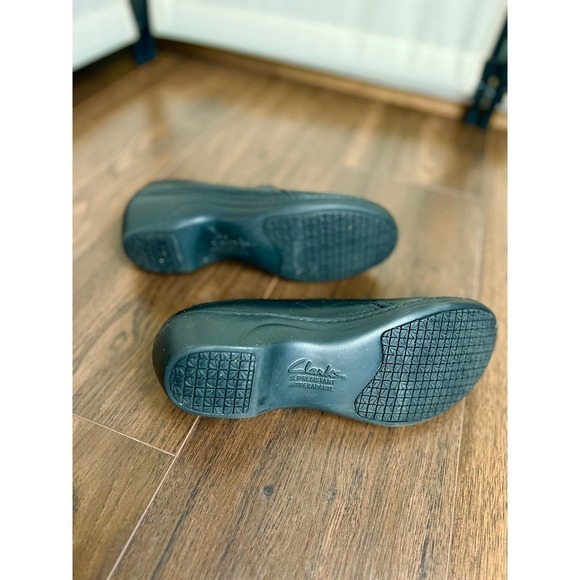Clarks Women's Black Slip Resistant Leather Slip On Shoes - Picture 7 of 9
